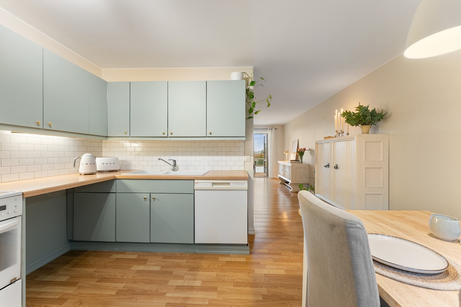 Godt med skapplass og flere soner for matlaging. Galleribilde