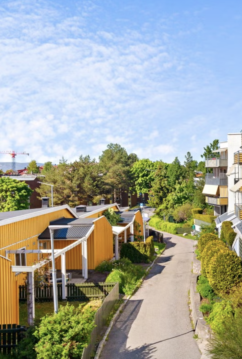 Hyggelig, grønne gangstier og uteområder om sommeren. God avstand mellom byggene. (Bildet er fra noen år siden og kun ment som illustrasjon). Galleribilde