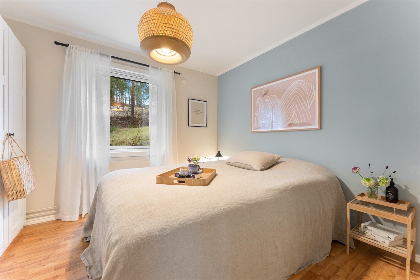 Soverom 2 med plass til dobbeltseng og hyggelig, grønt utsyn. Galleribilde