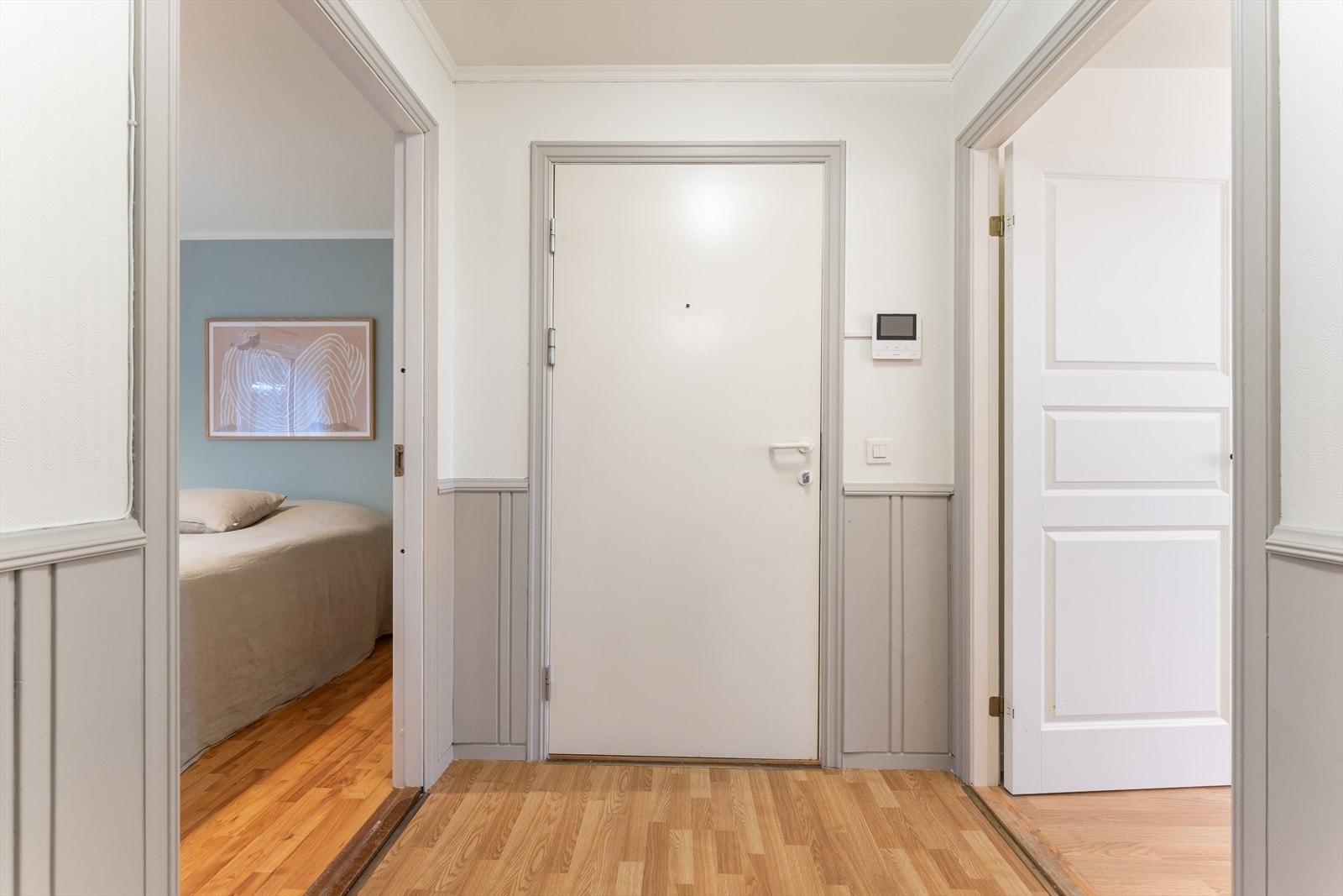 Entré med plass til klesoppheng. Nytt dørcallinganlegg med video i 2025. Galleribilde