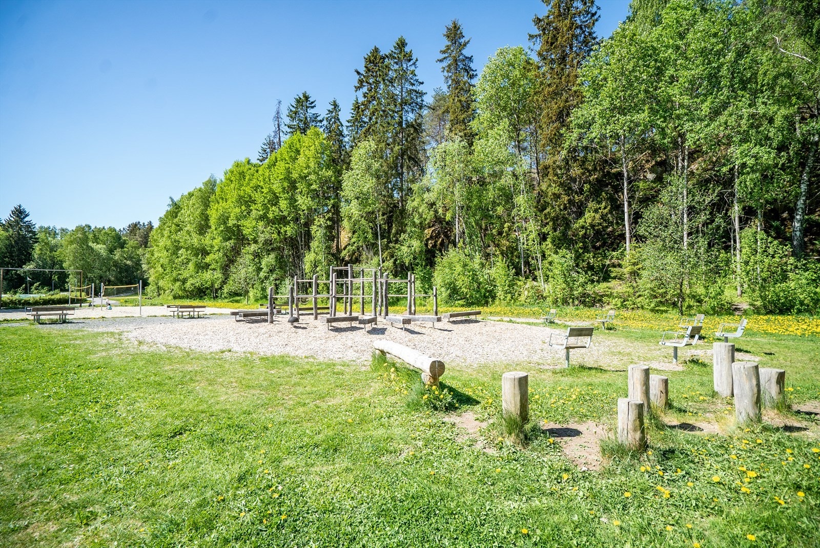 Like ved er det fine parkområder og turstier. Her "Klatrestaver" med volleyballbaner og hinderløyper. Galleribilde