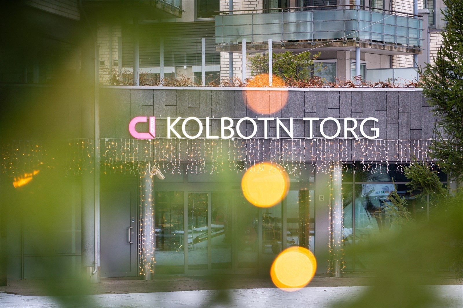 Ca 2,5 km/30 min gange til Koltbotn Torg. Galleribilde