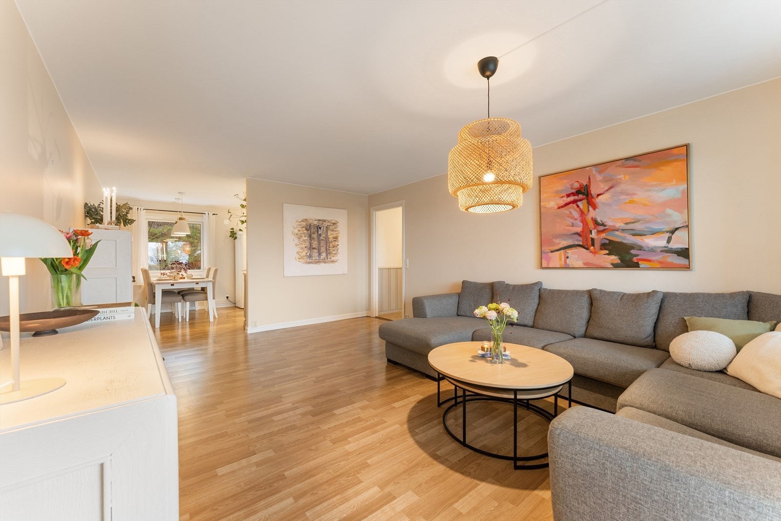 Lys, stor og gjennomgående leilighet med lysinnslipp fra to kanter, gode rom, balkong, heis og garasjeplass til disposisjon. Galleribilde