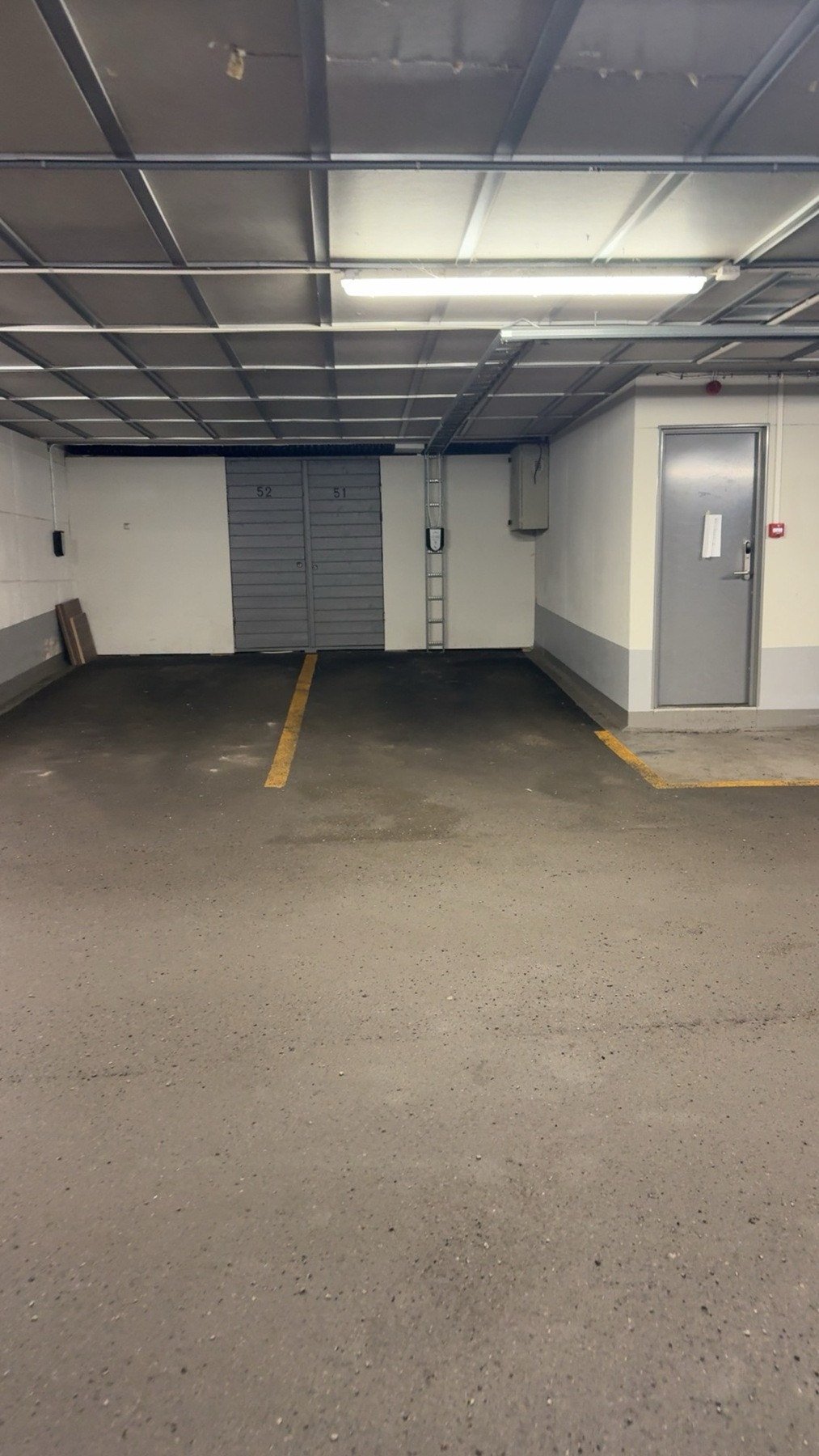 Garasjeplass nr. 51 med bod i bakkant. Det er installert lader, kjøper må tegne abonnement på strøm Galleribilde