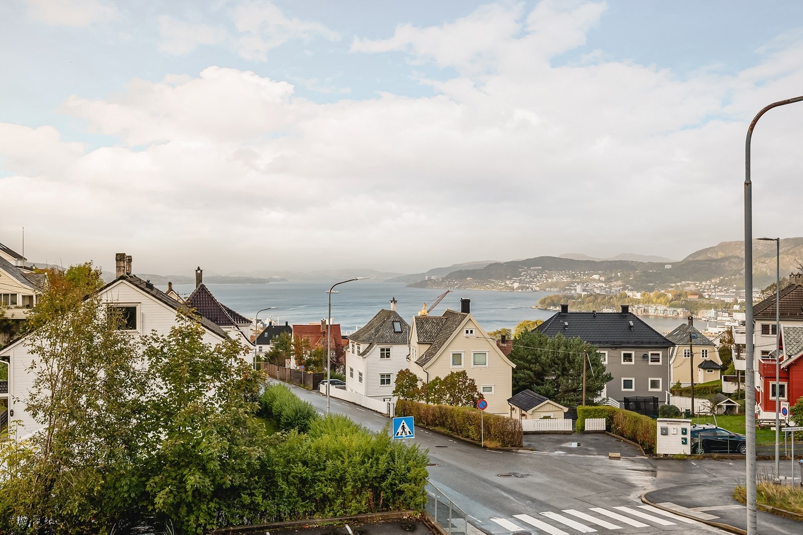 Fra stuen ser du mot Nordnes, Byfjorden og den sjarmerende bebyggelsen i nabolaget. Galleribilde