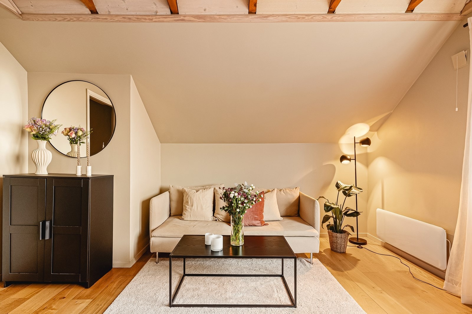 Det er fint tilrettelagt for å innrede med koselig sofagruppe. Galleribilde