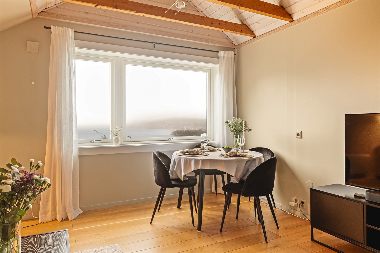 Her kan du nyte middagen med god utsikt over nærområdet og fjorden. Galleribilde