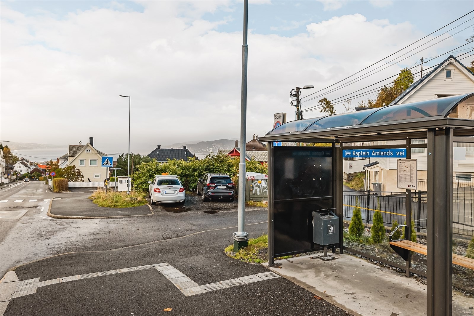 Et steinkast fra leiligheten ligger busstoppet Kaptein Amlands vei (Buss 19 - Til Åsane terminal eller Løvstakkskiftet). Galleribilde