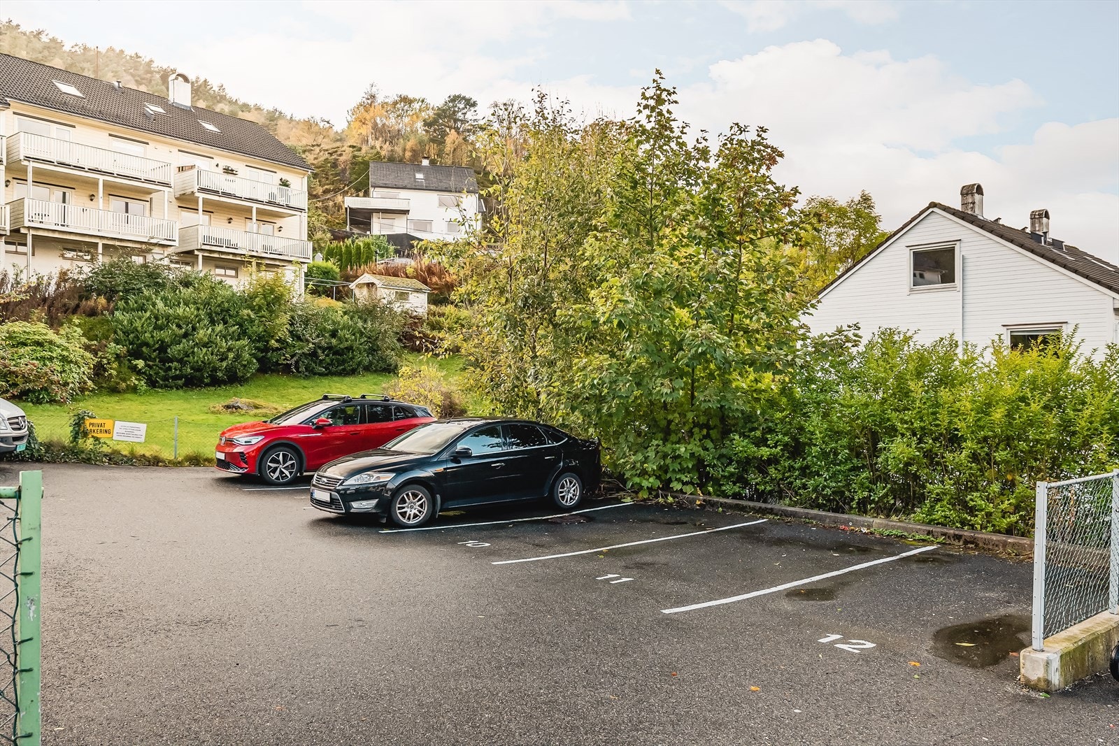 Det er 1 disponibel parkeringsplass (plass nr. 5) på felles parkeringsplass. Galleribilde