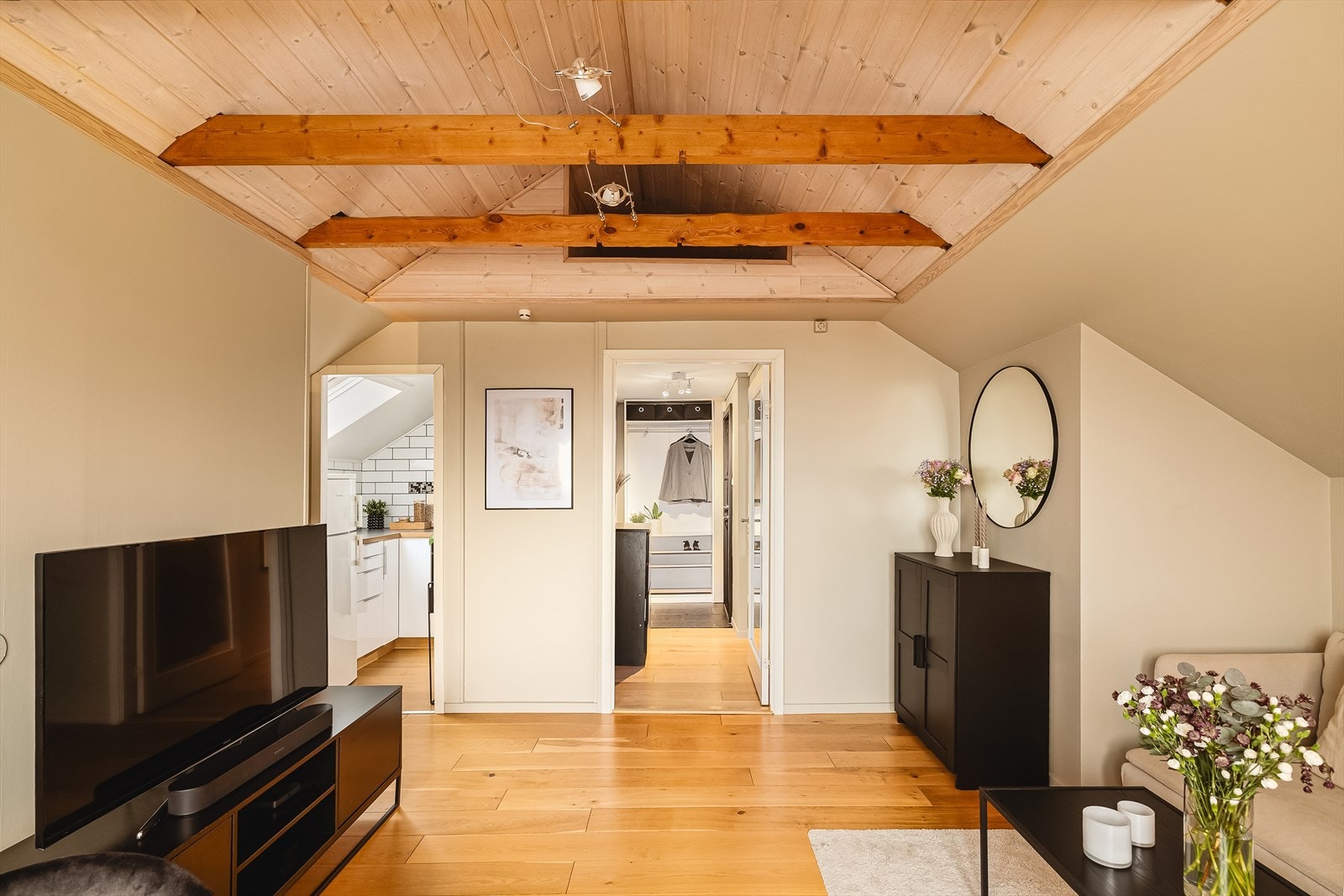 Fra entreen ledes du videre til en herlig stue på 17,1 kvm. Legg også merke til praktisk hems over gangen. Galleribilde