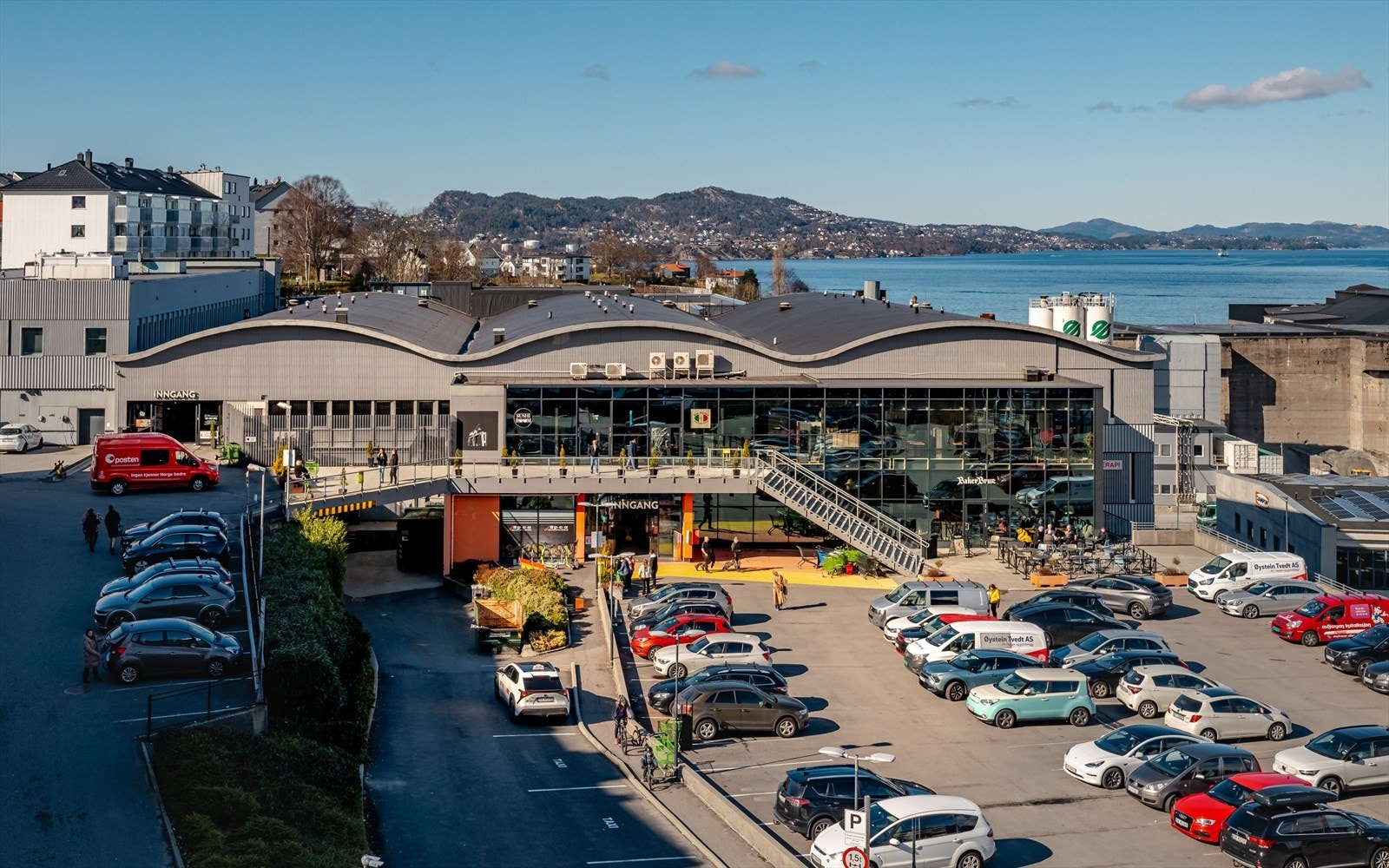 Når du lengter etter et utvidet tilbud, er veien kort til Laksevåg Senter. Senteret byr på flere butikker og servicetilbud. Galleribilde