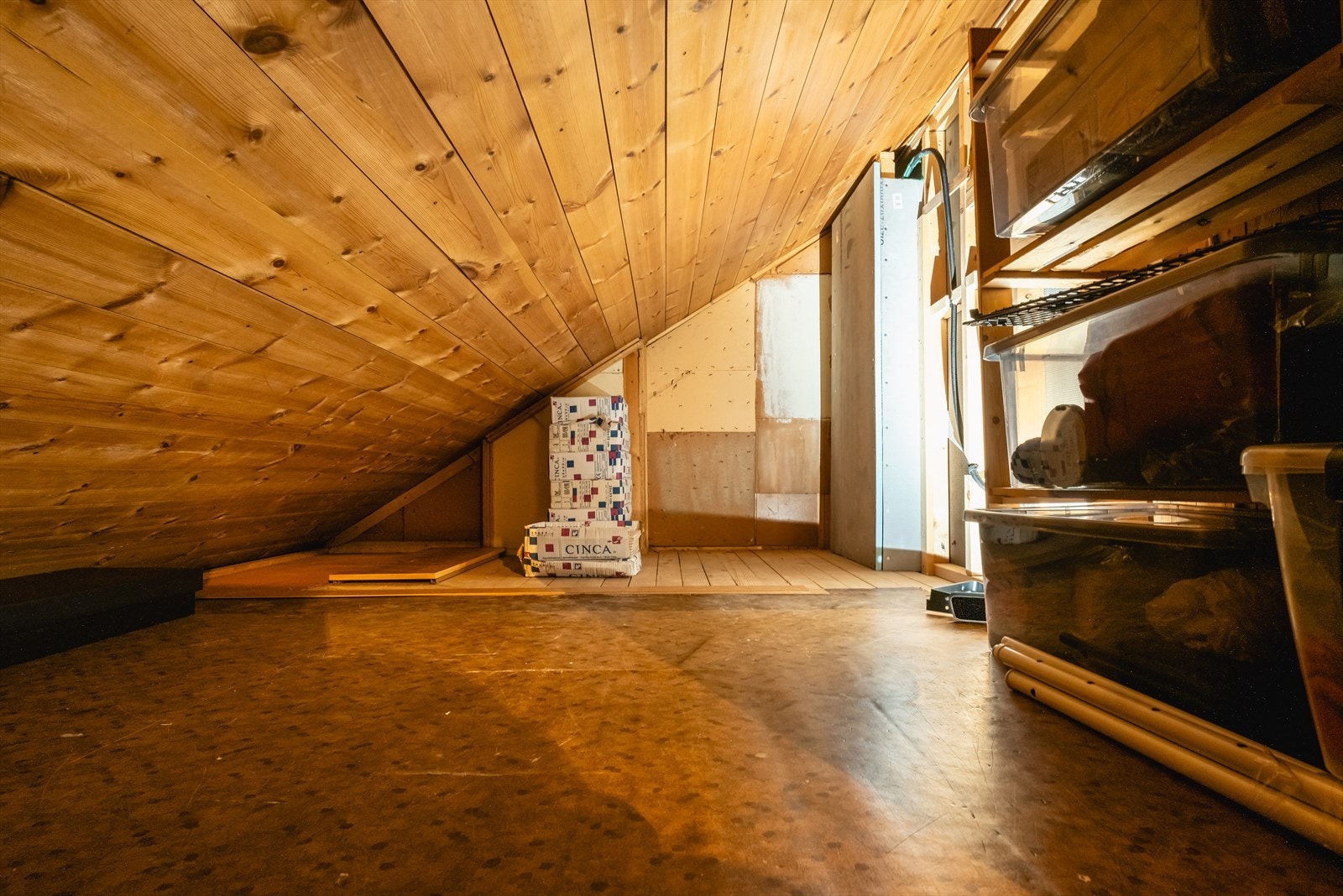 Fra sovealkoven er det tilgang til knekottet - en praktisk løsning som gir enda mer lagringsplass. Galleribilde