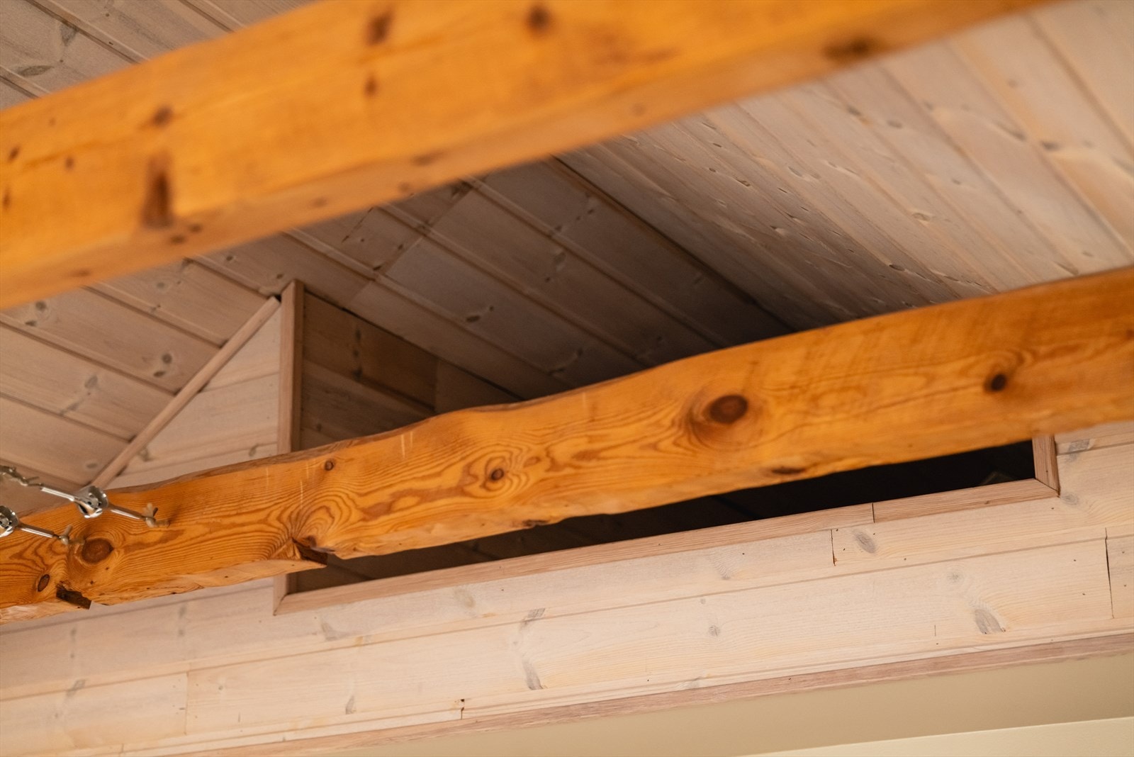 I praktisk forstand er det hems som byr på gode oppbevaringsmuligheter. I tillegg er det knekott og ekstern bod. Galleribilde