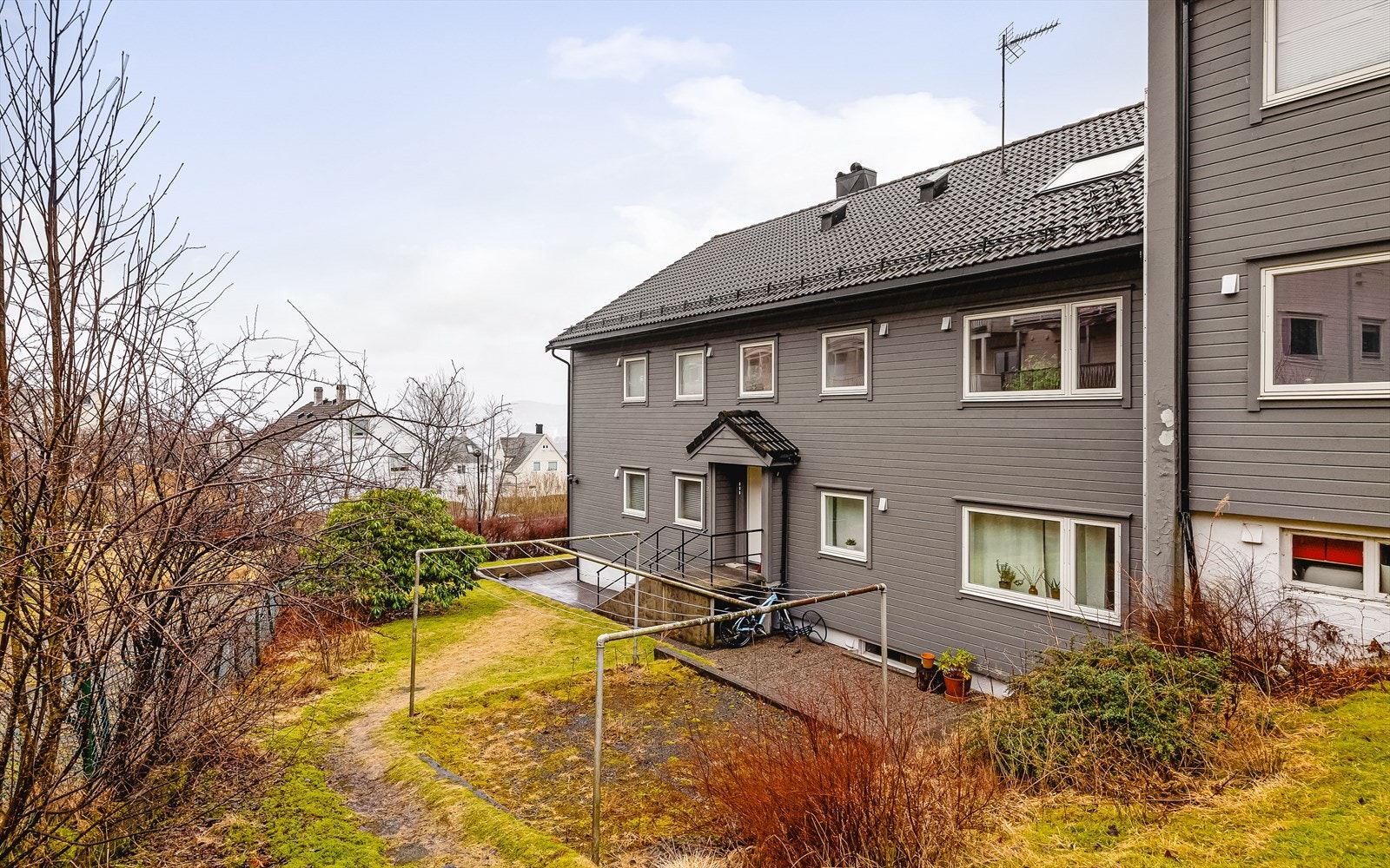 Borettslaget har felles hage som kan benyttes av beboerne. Galleribilde