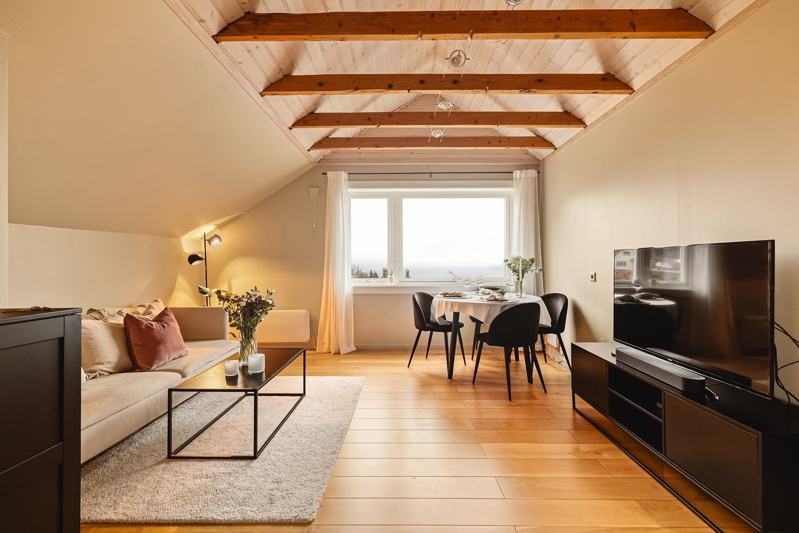 Vindusflatene, kombinert med god takhøyde, gir stuen en luftig atmosfære. Galleribilde