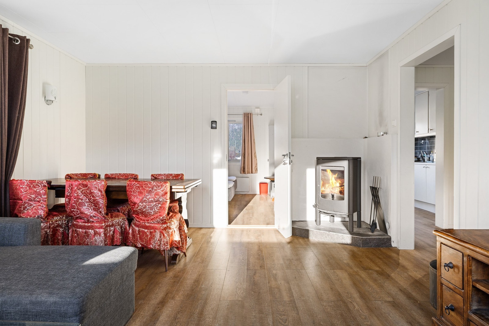 Vedovn i stuen bidrar til både varme og hyggelig atmosfære Galleribilde