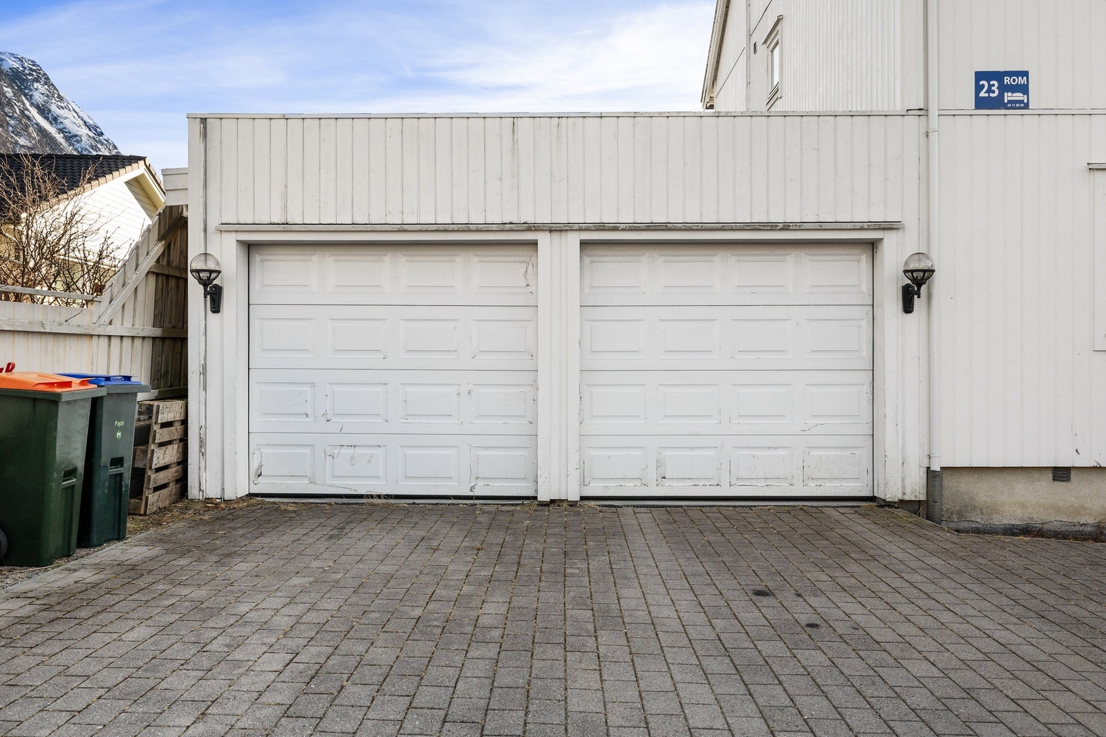 Eiendommen byr blant annet på dobbel garasje - Galleribilde