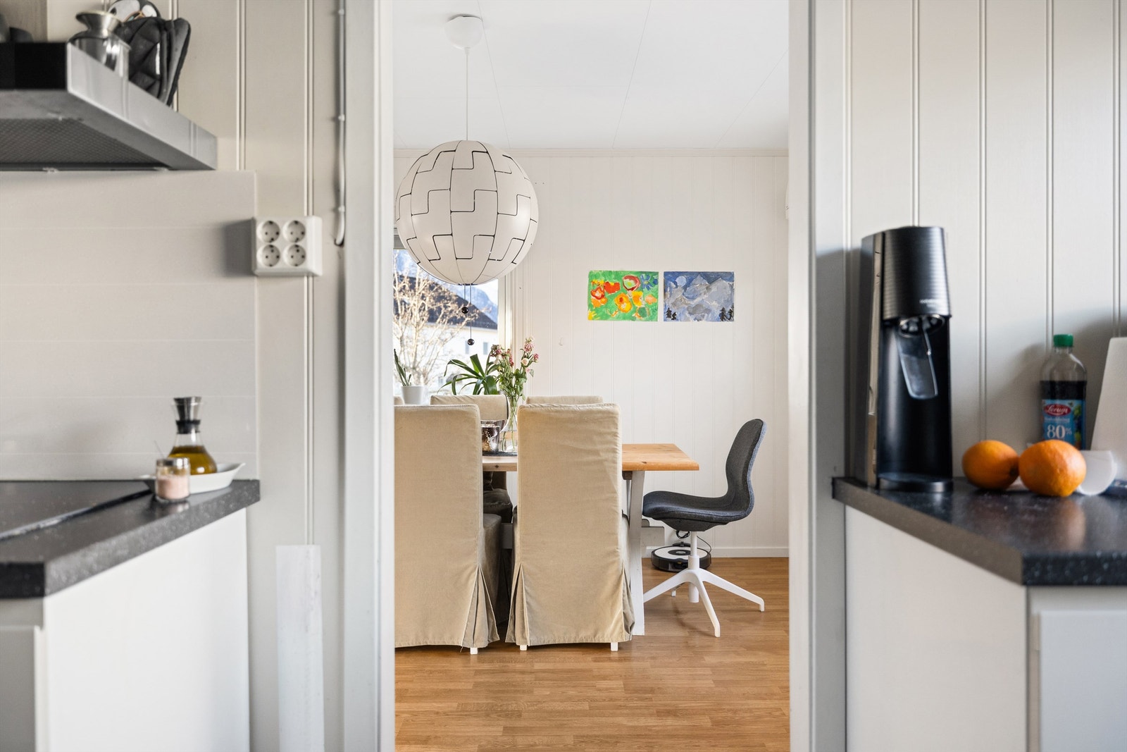 Fra kjøkkenet er det åpning mot spisestuen Galleribilde