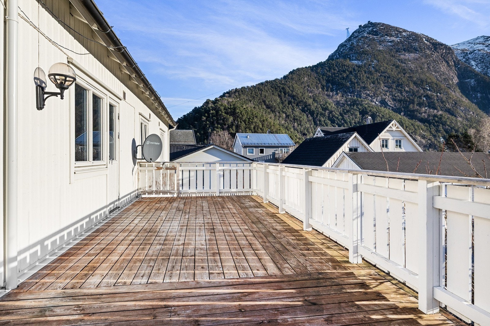 Fra stuen er det direkte utgang til solrik terrasse Galleribilde