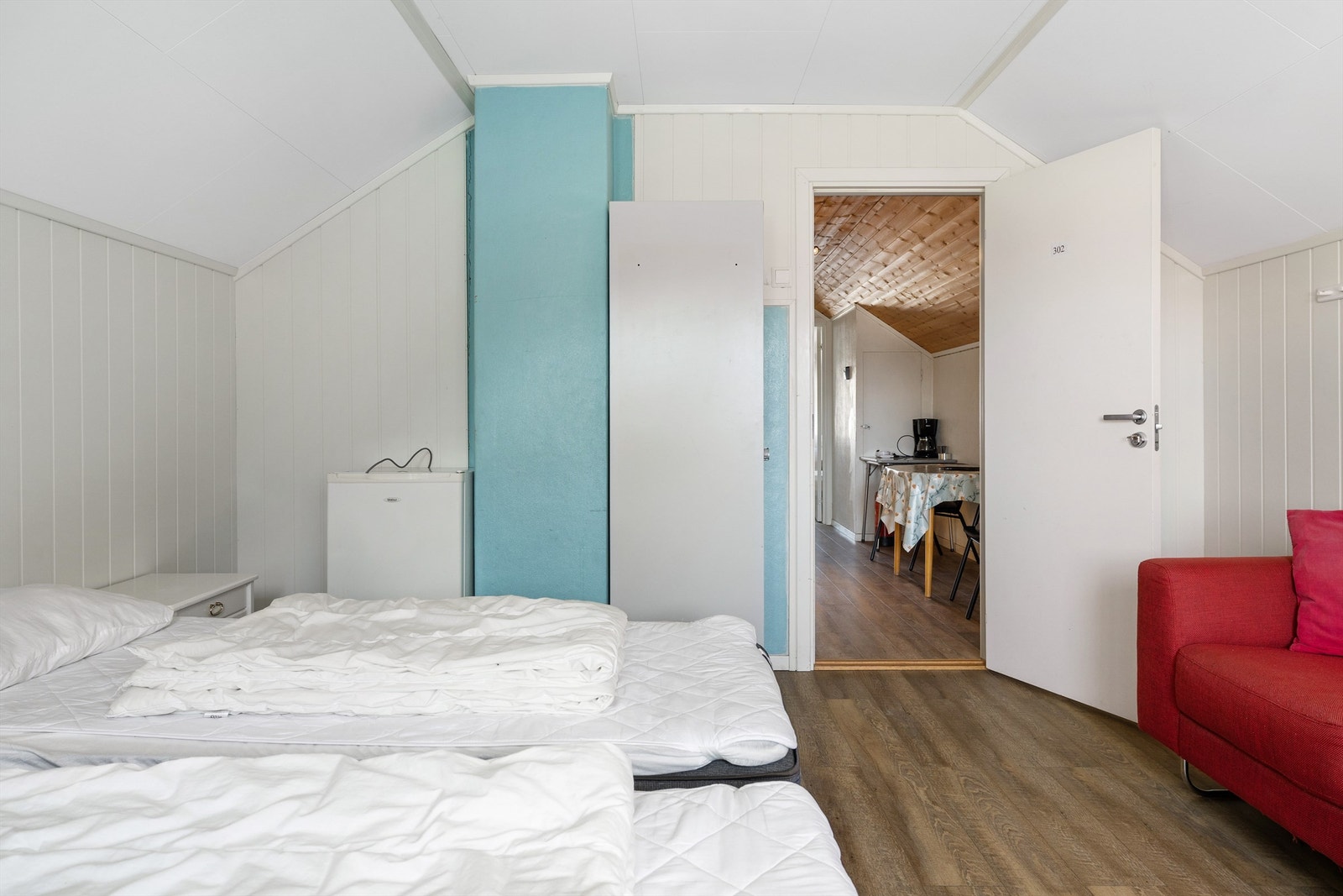 Romslig og lyst soverom med plass til kreativ møblering Galleribilde