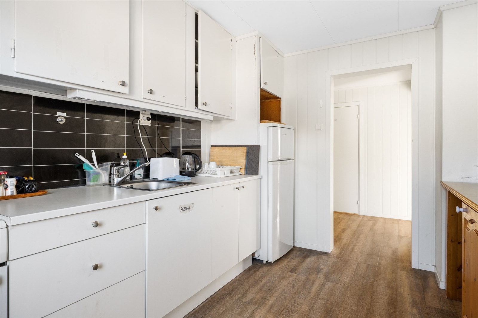 Kjøkken med god skap- og benkeplass Galleribilde