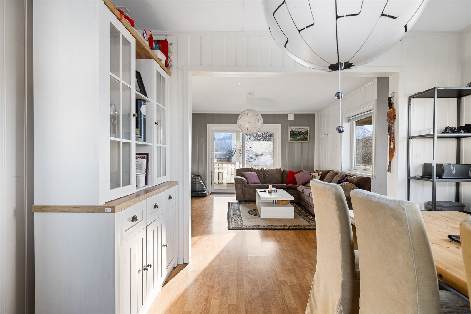 Spisestuen ligger i naturlig tilknytning til stuen Galleribilde