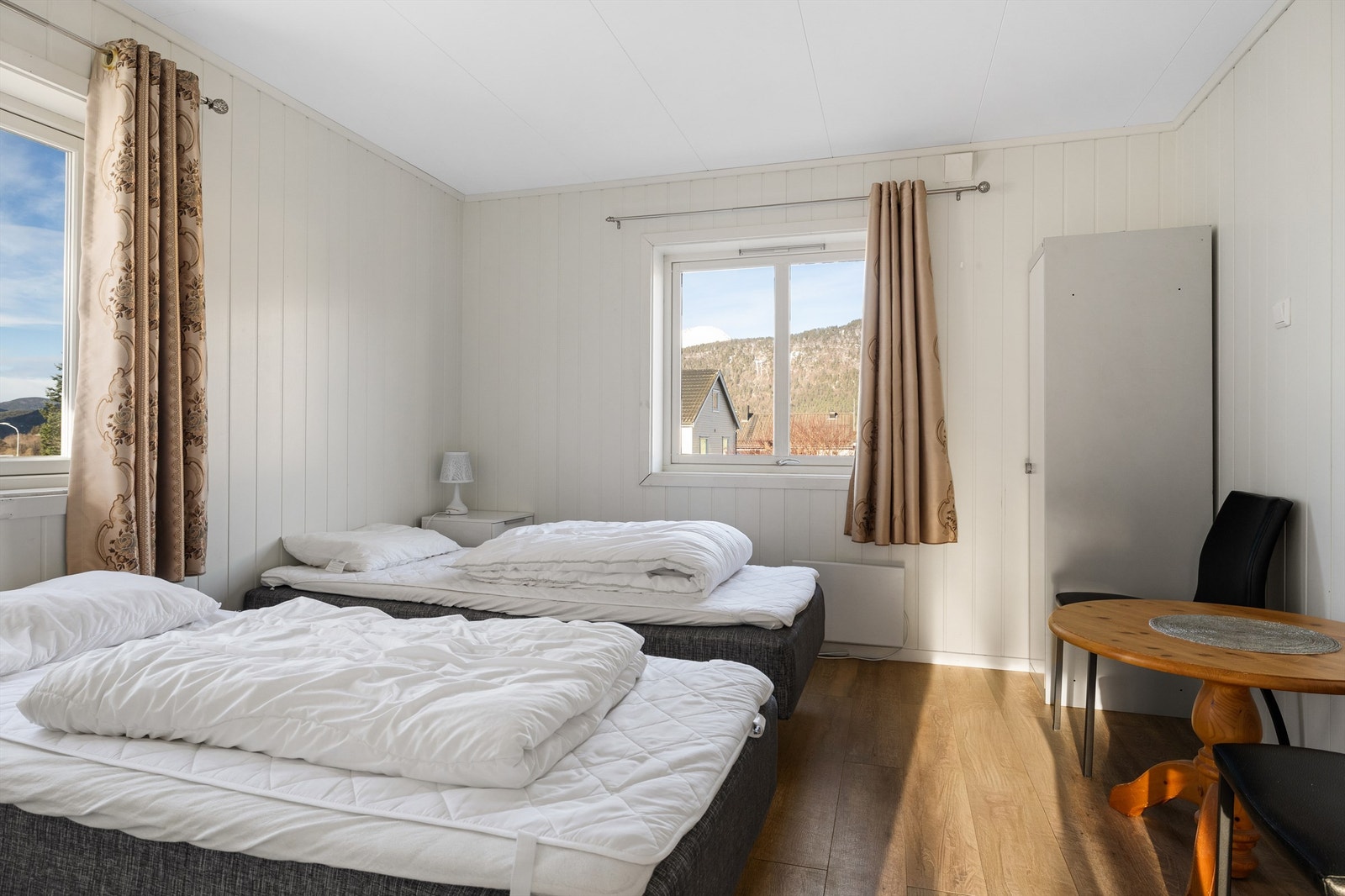 Soverom med god plass til seng og tilhørende møblement Galleribilde