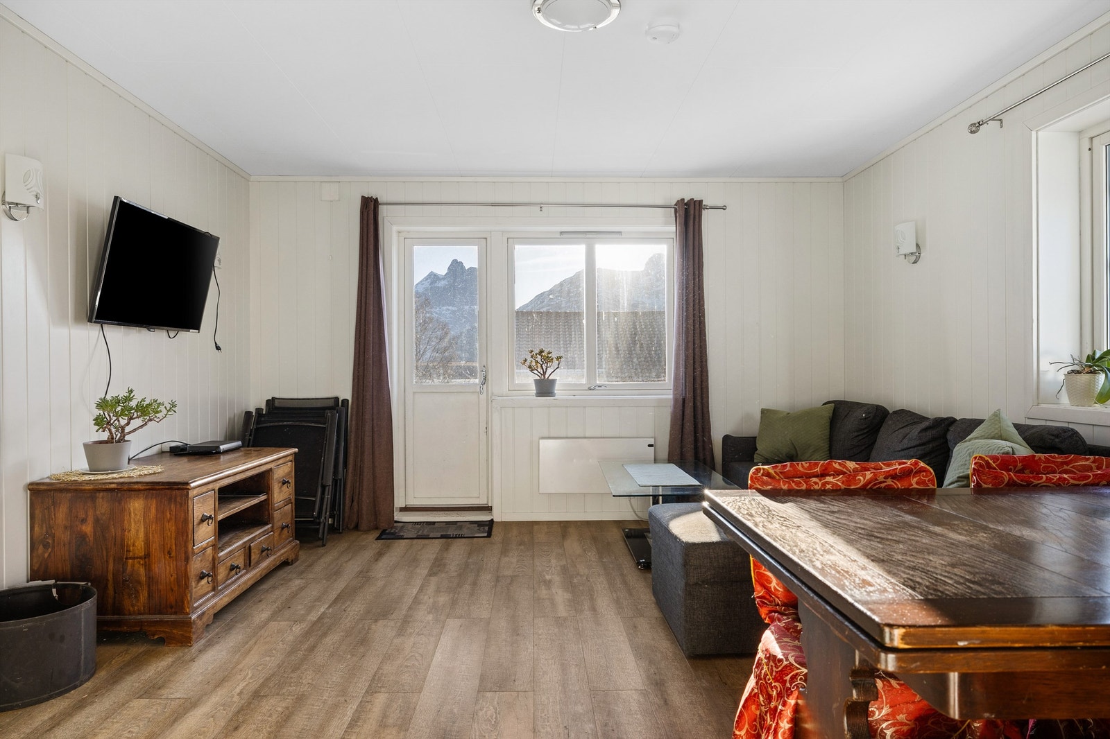 Romslig stue med store vindusflater som slipper inn rikelig med naturlig lys Galleribilde