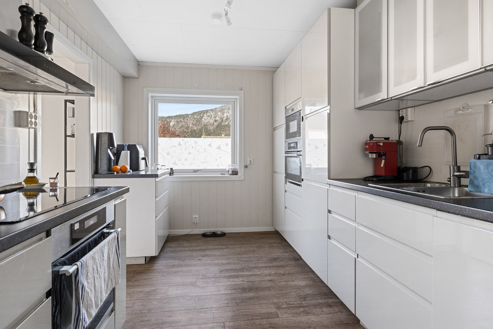 Moderne kjøkken med godt med skap- og benkeplass Galleribilde