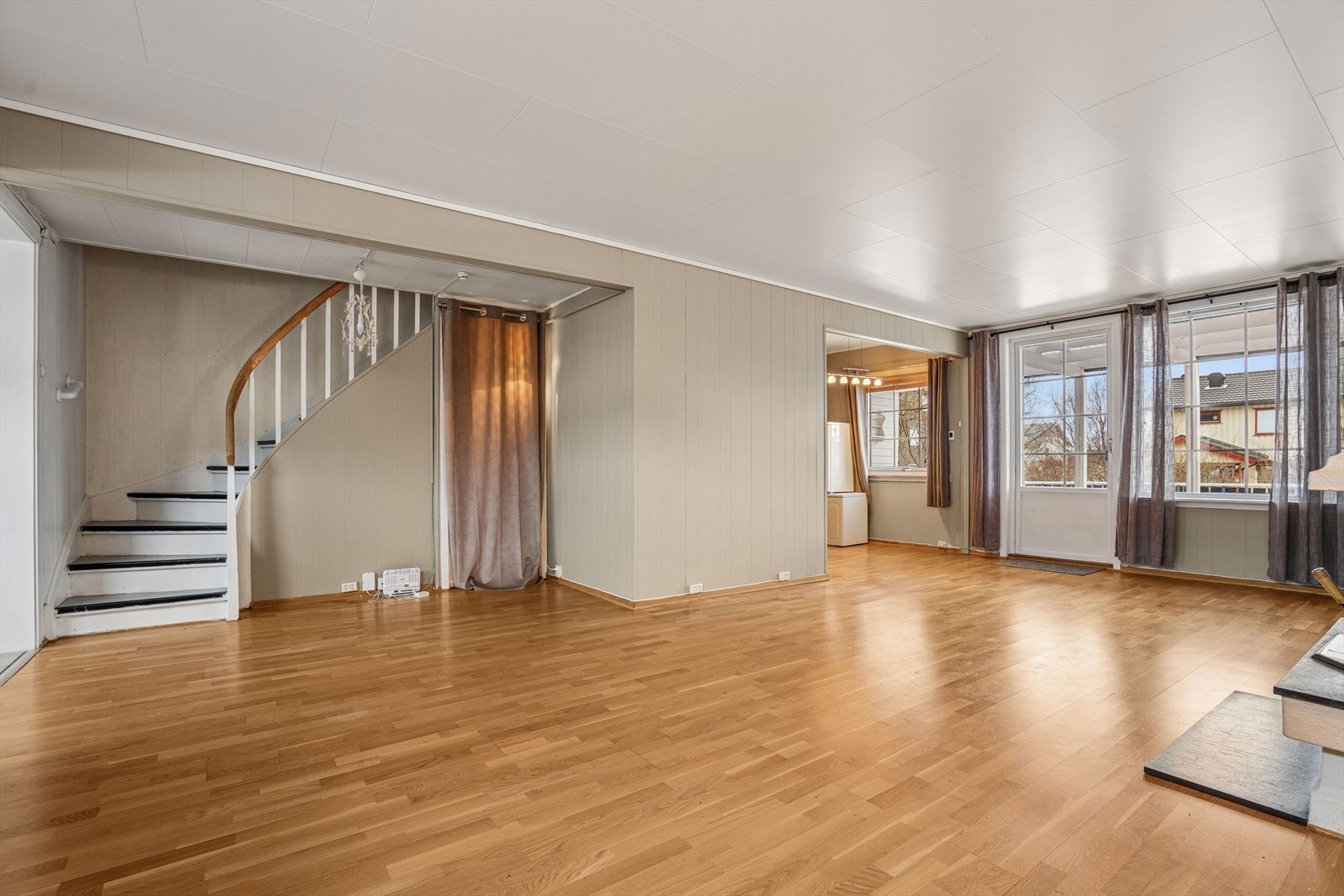 Her er det flere gode møbleringsmuligheter for både sitte- og spisegruppe. Galleribilde