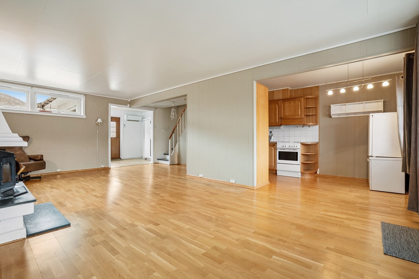 Stue/kjøkken er i en delvis åpen og luftig løsning. Galleribilde