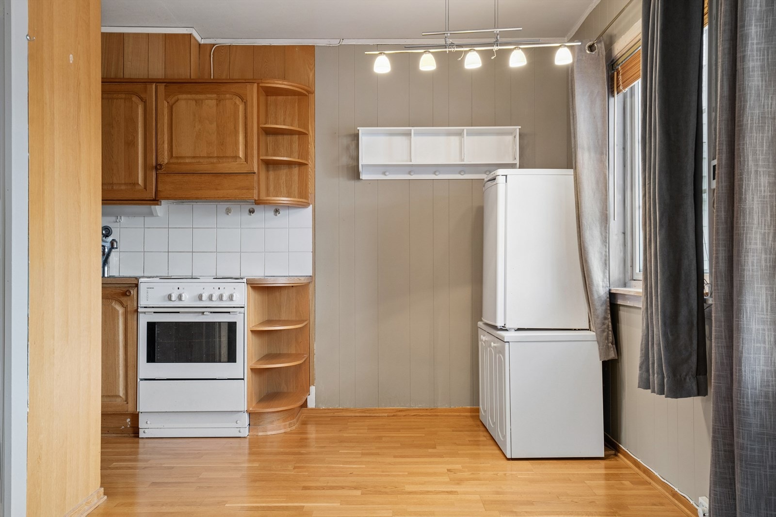 Kjøkkenet er eldre og har moderniseringsbehov. Galleribilde