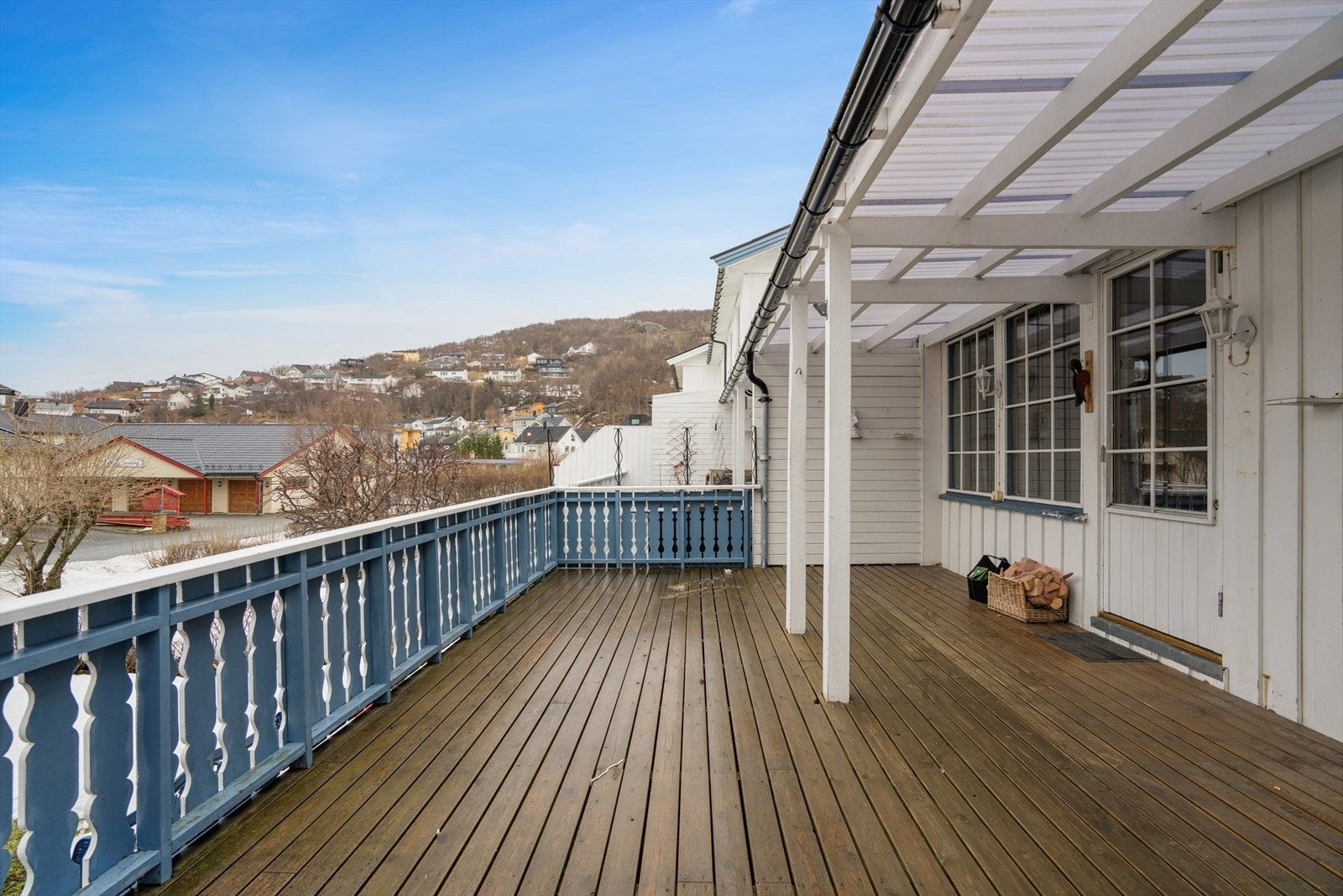 Denne er delvis overbygget og byr på rikelig med plass for utemøblement. Galleribilde