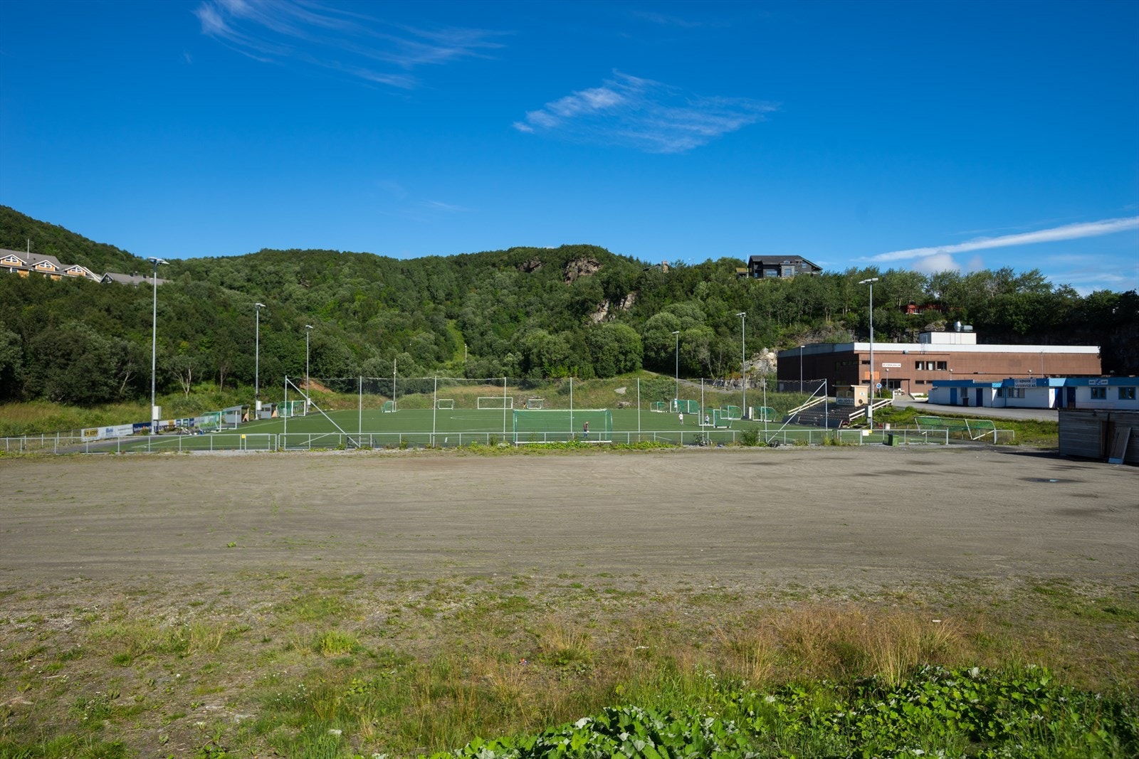 i gangavstand fra boligen finner man Iddrettsanlegget Stordalen med kunstgresslbane og Stordalshallen Galleribilde