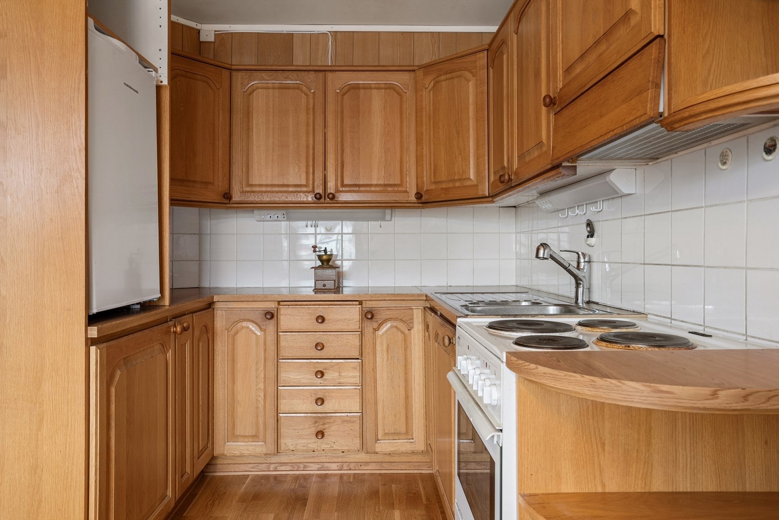 Kjøkkenet har plass for frittstående komfyr og kjøl/frys. Galleribilde