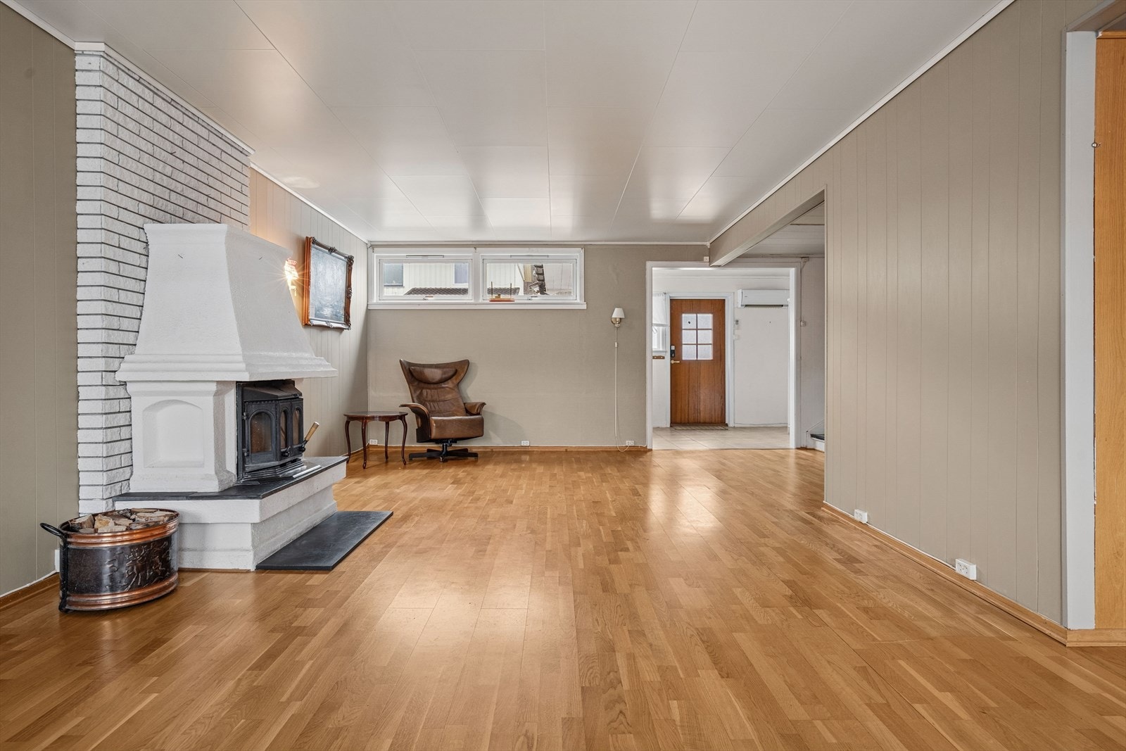 Peisovnen er selve hjertet i rommet og bidrar til å varme opp både rom og stemning. Galleribilde