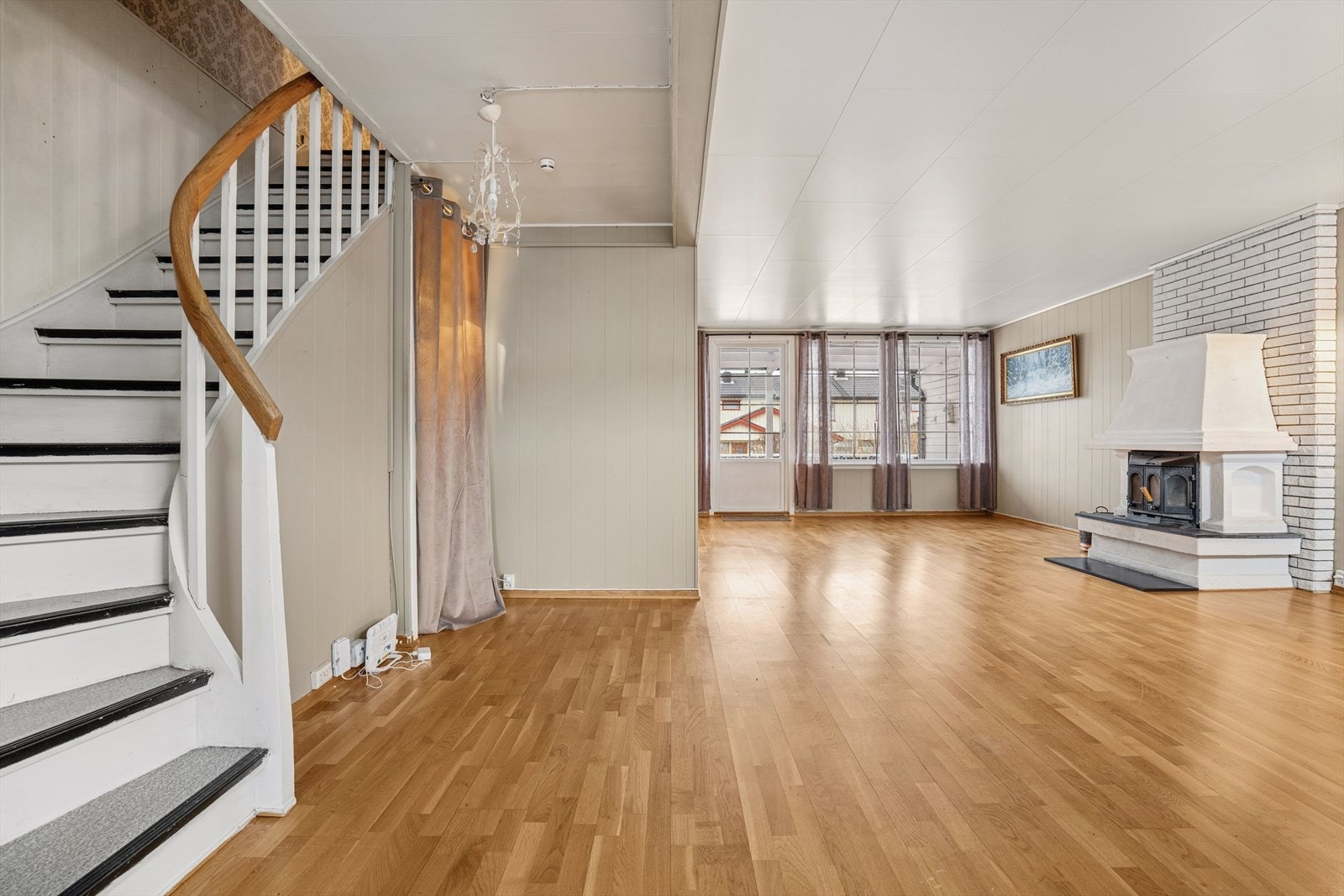 Vi beveger oss videre inn i en lys og luftig stue. Galleribilde