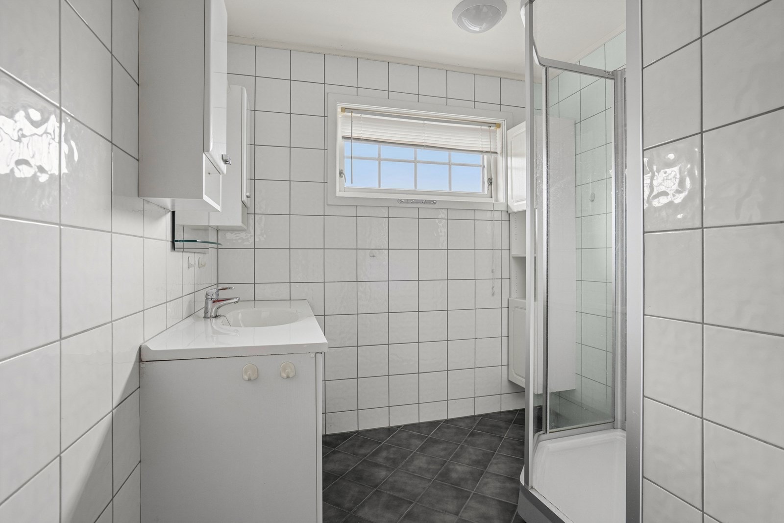 Lyst og pent bad med flislagte overflater og varmekabler i gulv. Galleribilde