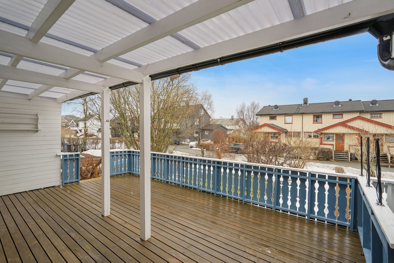 Her kan lange soldager nytes i fred og ro. Videre nedgang til flott hage. Galleribilde