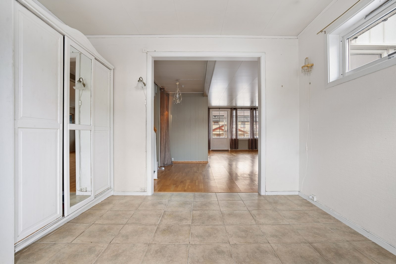 Velkommen inn! Lys og romslig entré med god plass for garderobe- og opphengsløsninger. Galleribilde