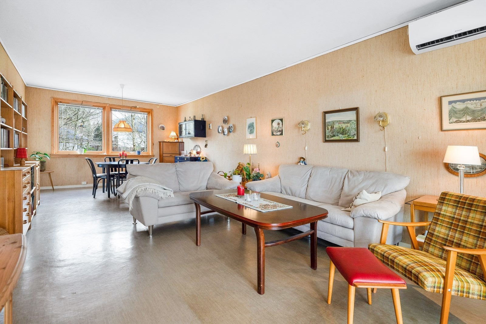 Stue er på 31m² med god plass til sofagruppe og spisestue Galleribilde