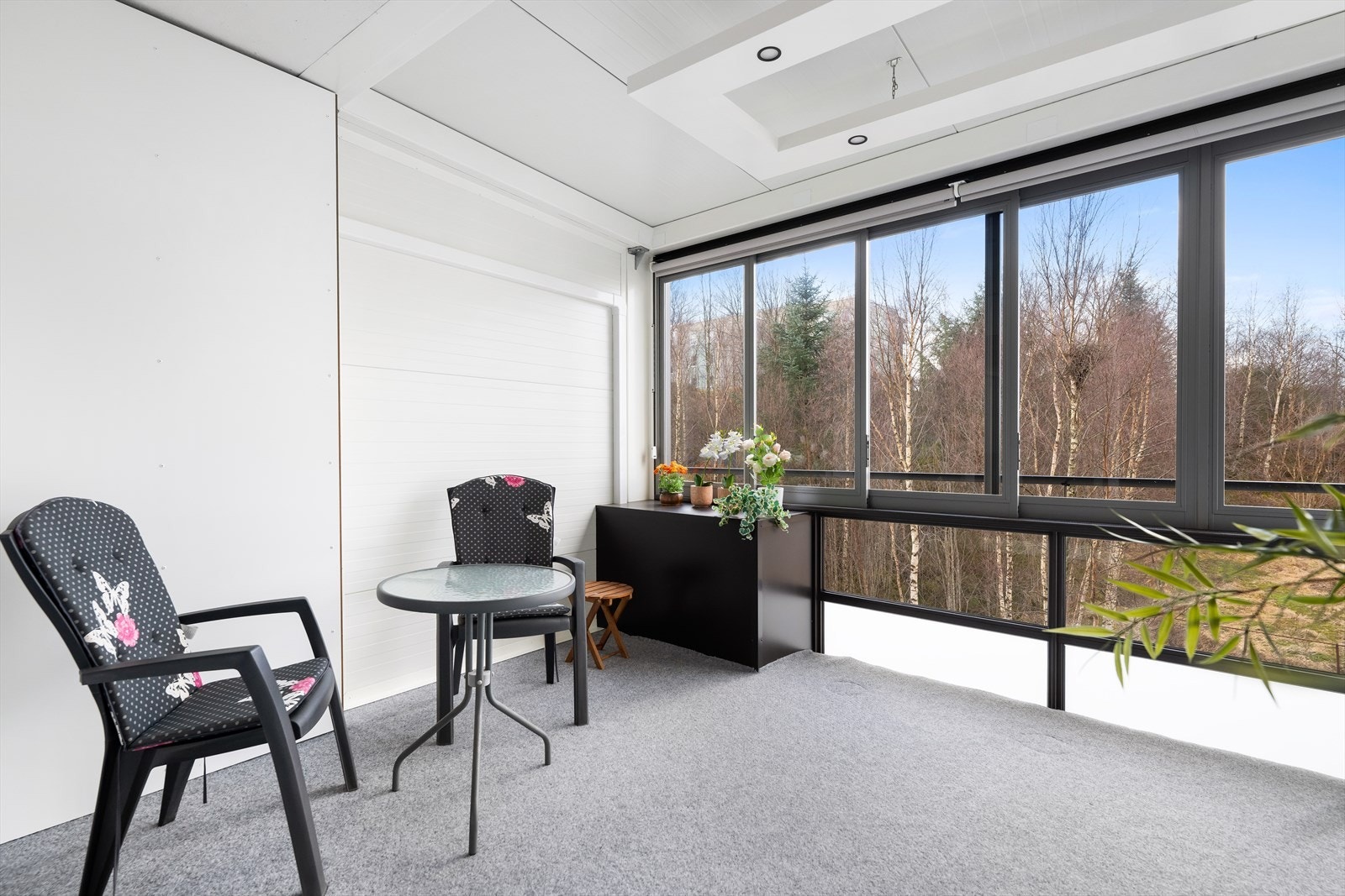 Balkong har skyvbare glassfelt, spotter i taket og strømuttak Galleribilde