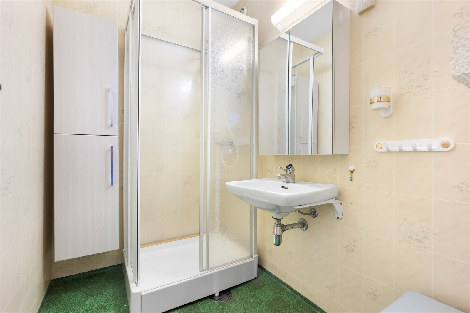 Baderom fungerer. Brl. gir ulike tilskudd for oppgraderinger av bad. (rør i rør, VVB, sluk) Galleribilde