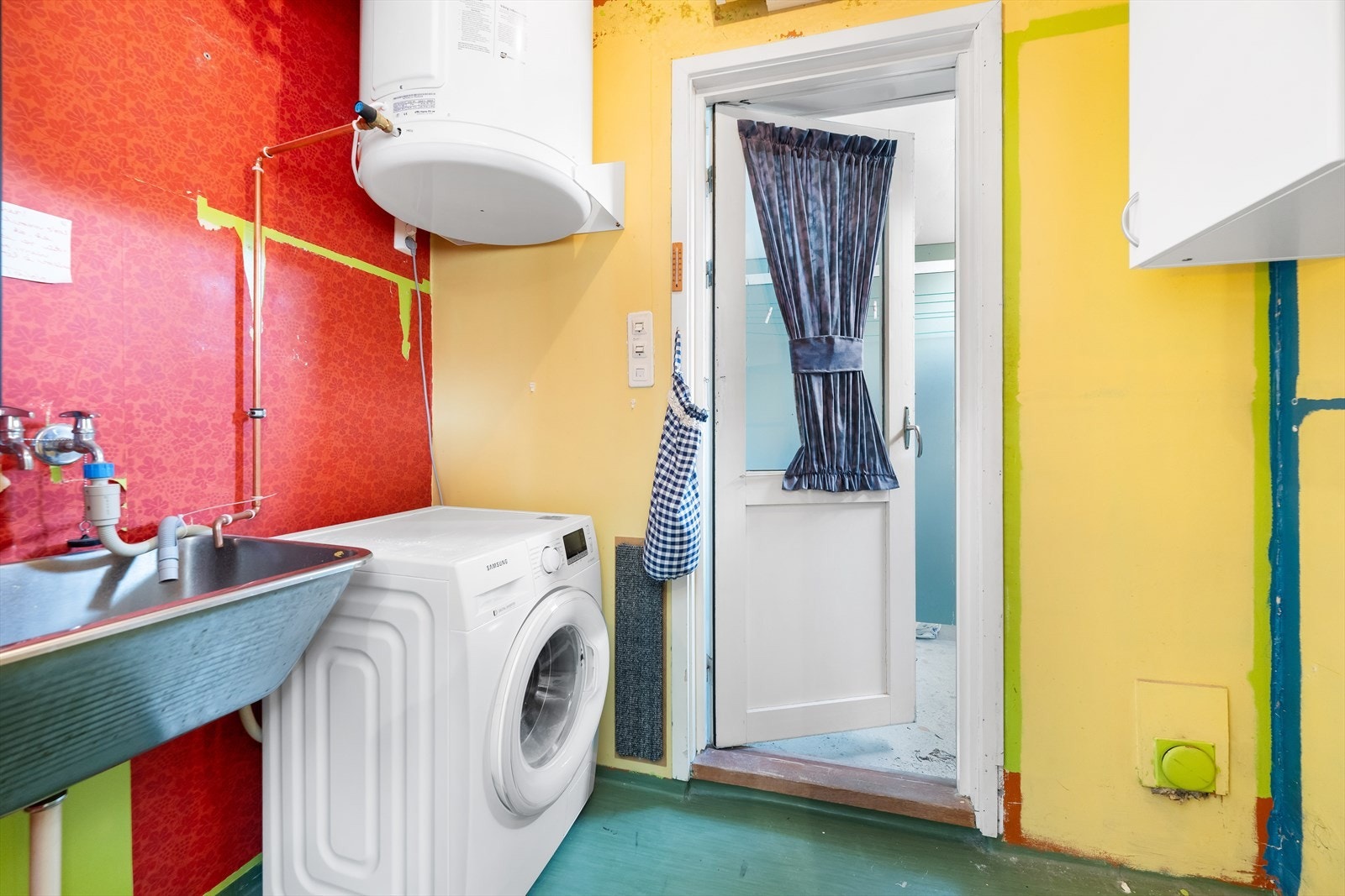 Vaskerom med dør ut til tørkerom Galleribilde