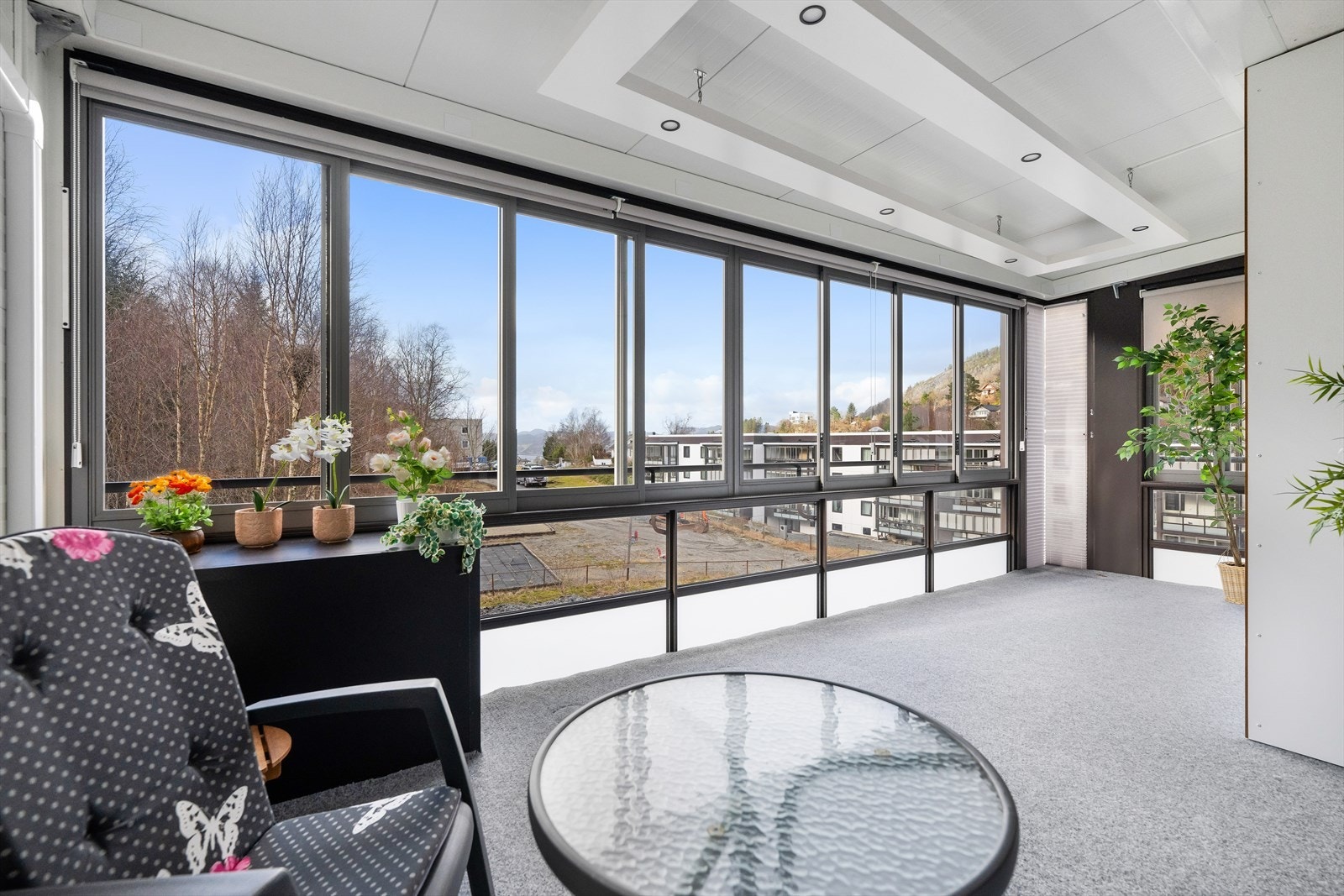 Vestvendt innglasset balkong på 16 m² med god plass til møbler i ulike soner og beplantning Galleribilde