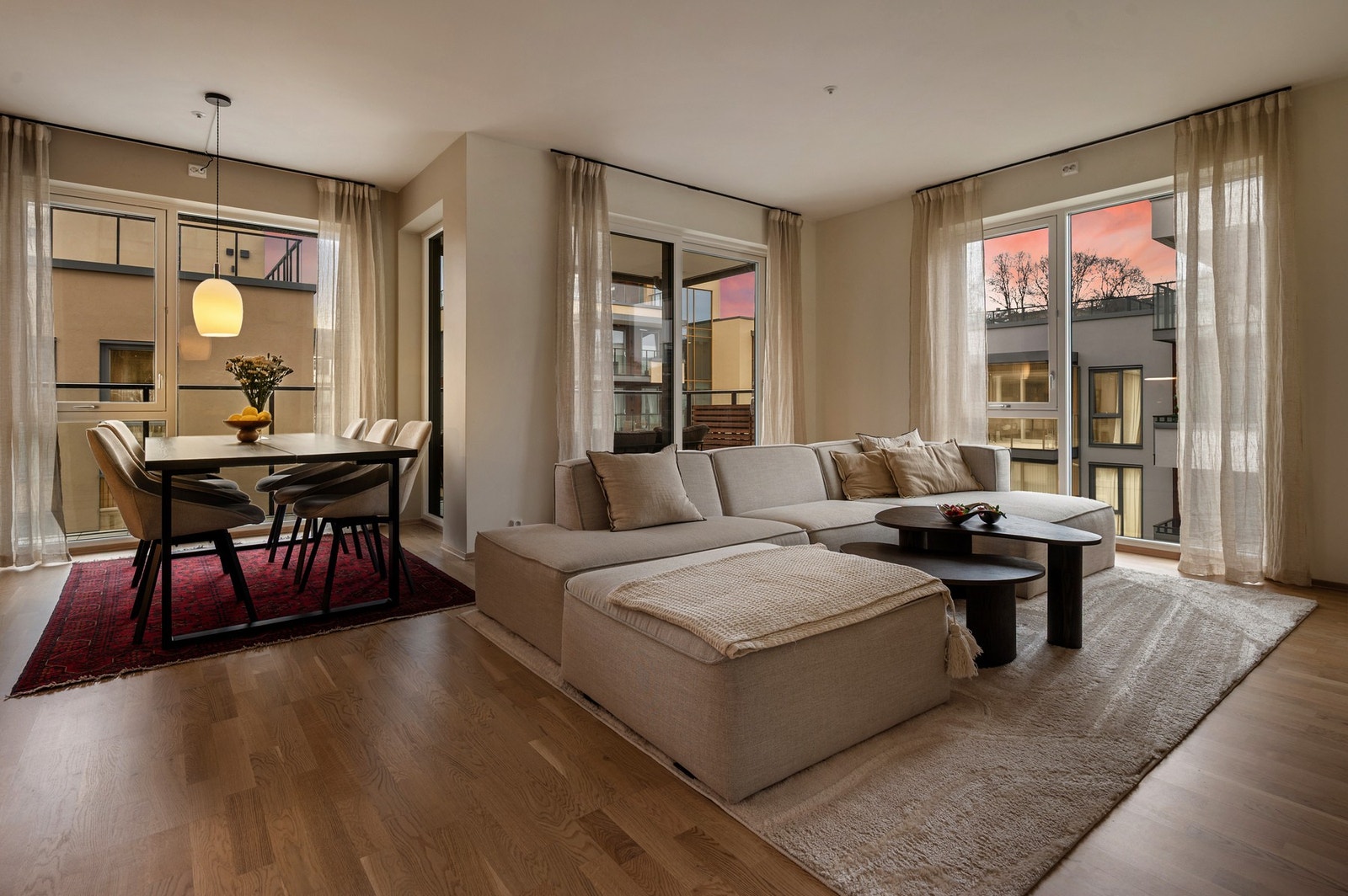 EiendomsMegler 1 v/ Marius Aune Olsen har gleden av å ønske velkommen til Ladebekken 20! Galleribilde