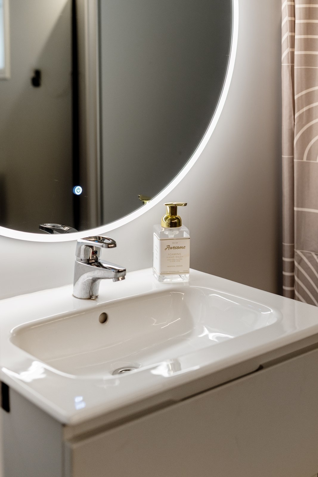 Pen servantinnredning med skuffer og heldekkende servant, samt flott speil med belysning. Galleribilde