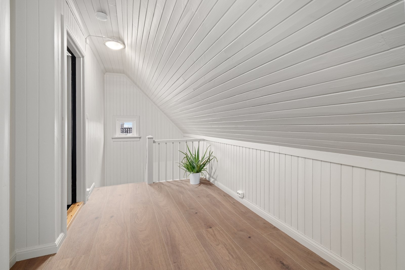 Tidligere skap og kott er innlemmet i gang i 2. etasje, uten at dette er søkt om eller godkjent av kommunen. Galleribilde