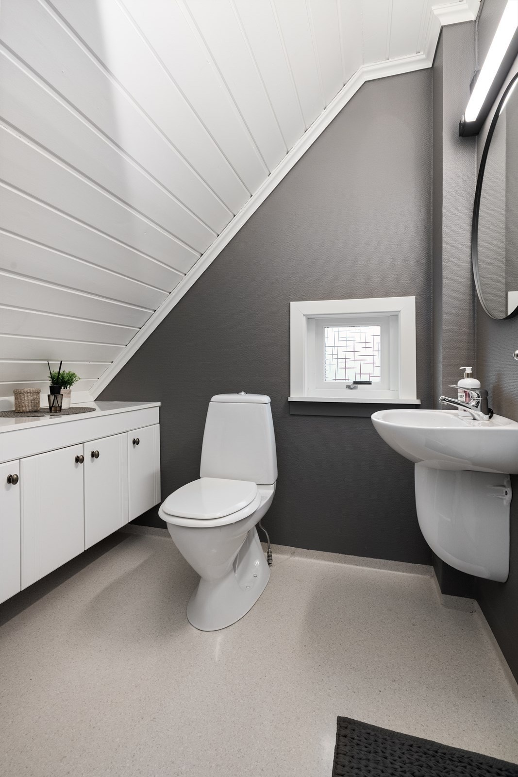 Badet i 2. etasje innehar standard fra 2002, med belegg på gulv, malt strie på vegger og belegg på vegg i dusj, samt malt trepanel i tak. Galleribilde