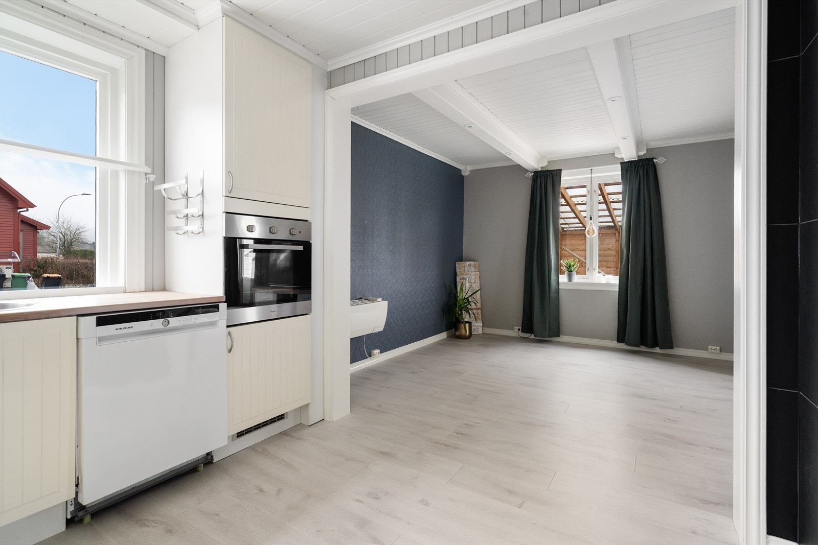 Kjøkkenet har også opplegg for oppvaskmaskin, og det er avsatt plass til frittstående kjøleskap. Ny ventilator i 2021. Galleribilde